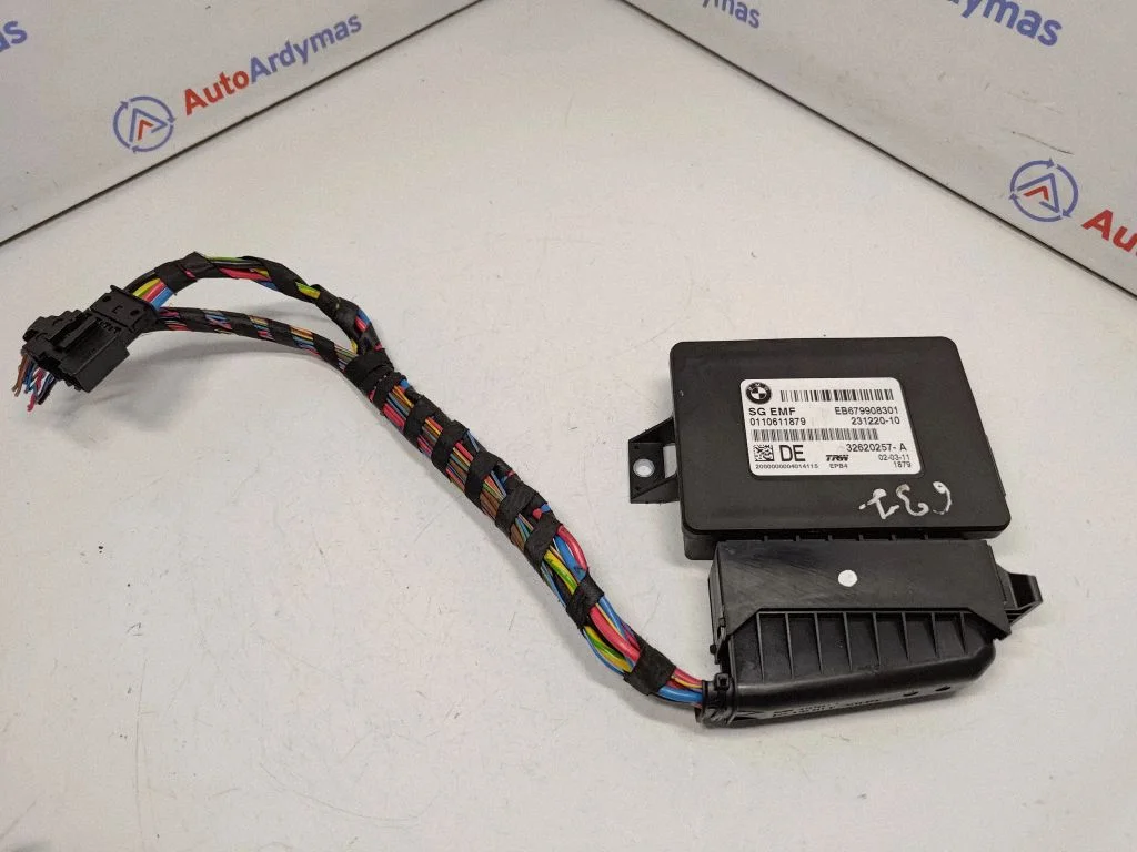 Aizmugurējo bremžu (EMF) vadības bloks 6799083