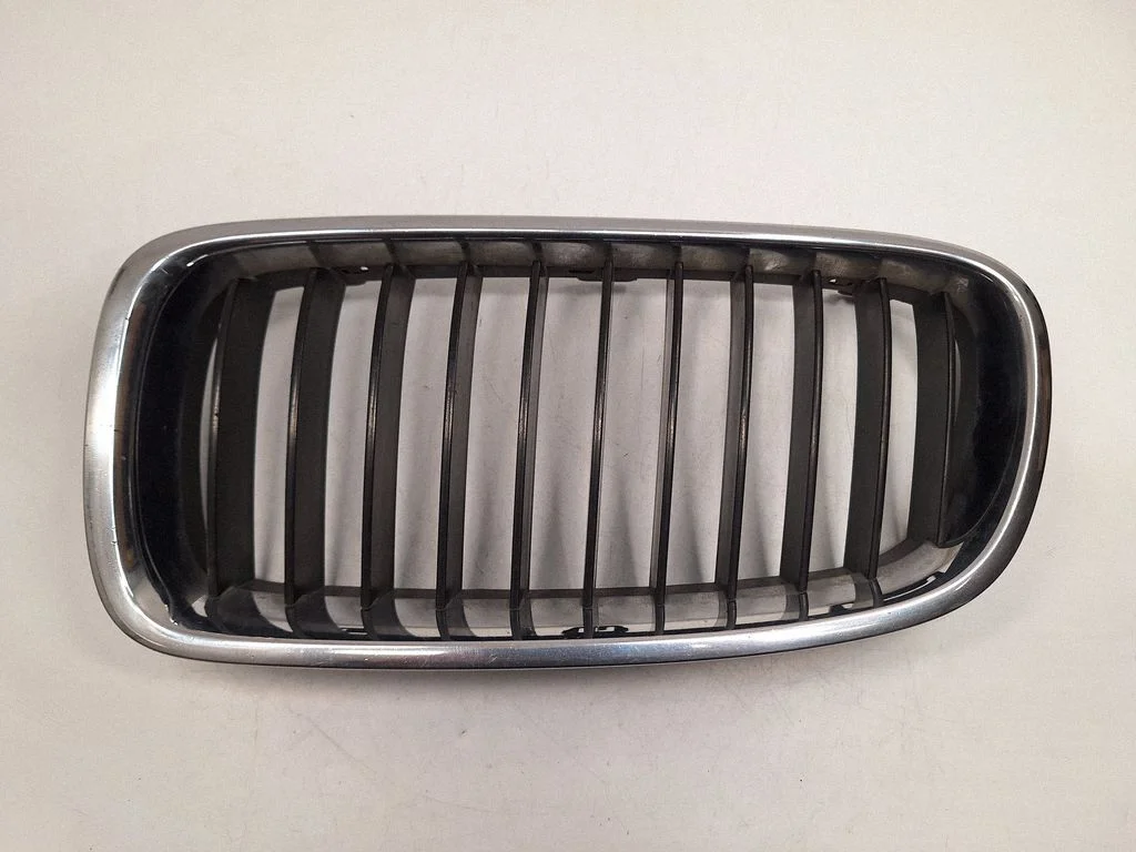 Atrapa przednia (grill) 51137255411