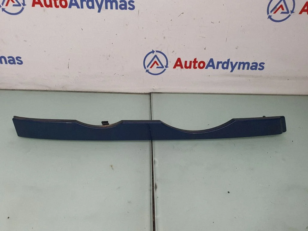 Priekšējā luktura apdare 8255210