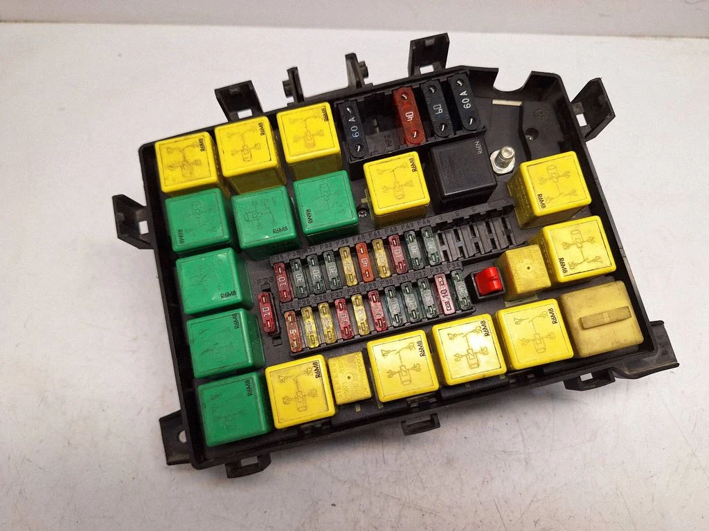 Drošinātāju bloks YQE000010