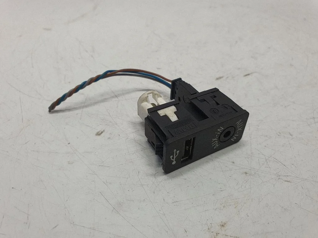 AUX in-socket connector 9229246