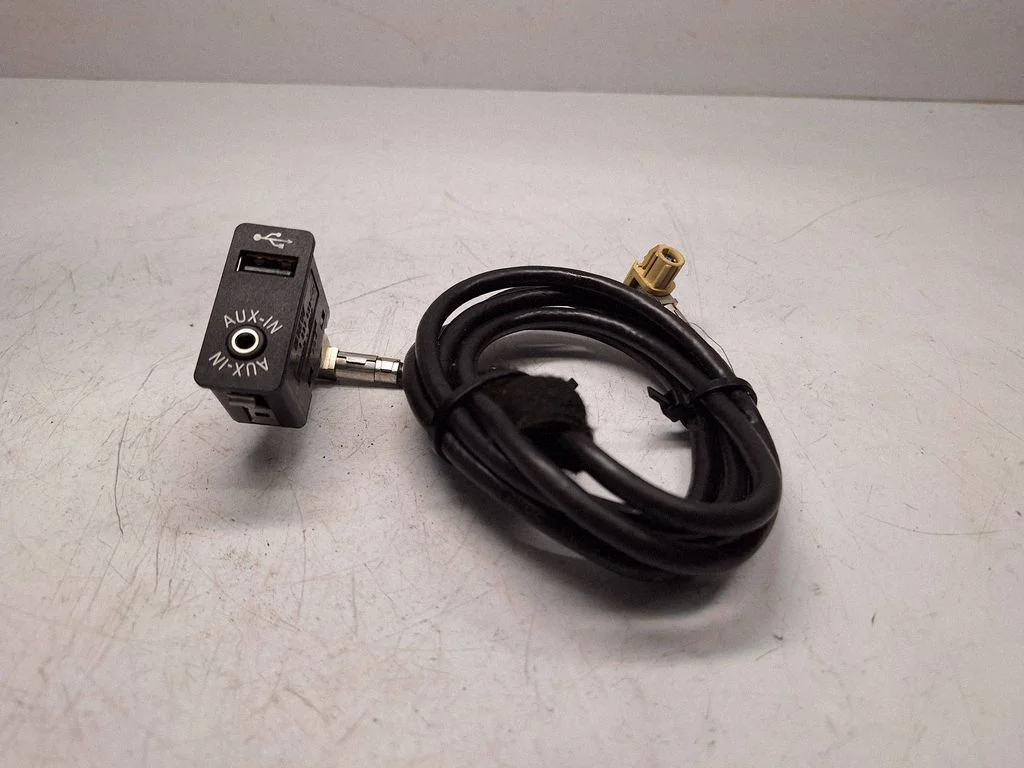 USB ligzda – BMW X3 F25 (2010-2017)