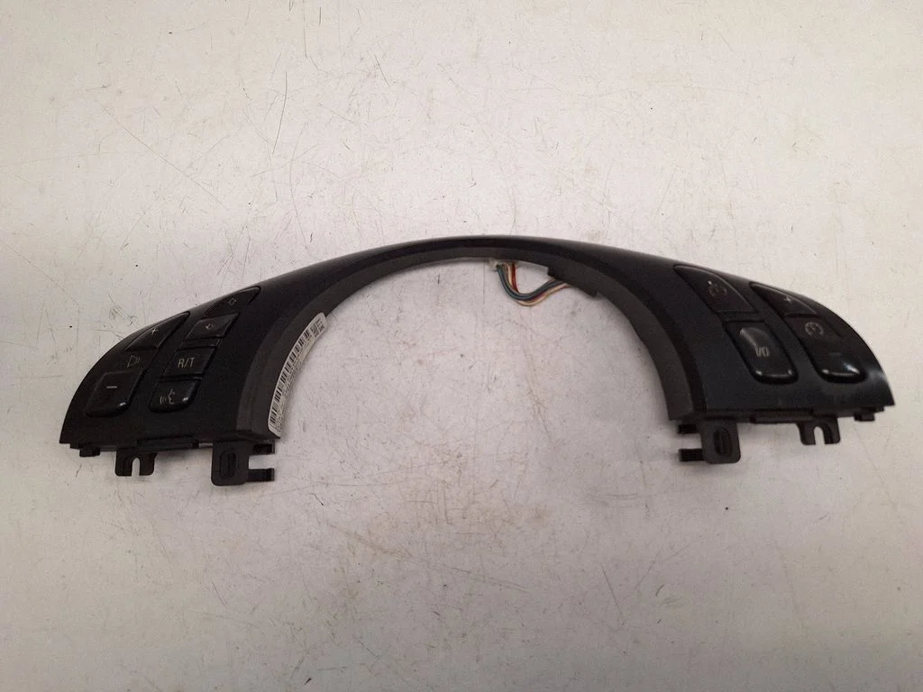 Steering wheel buttons/switches 6760582