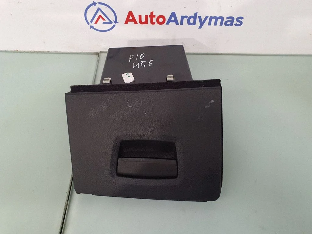 Daiktadėžė automobilio priekyje