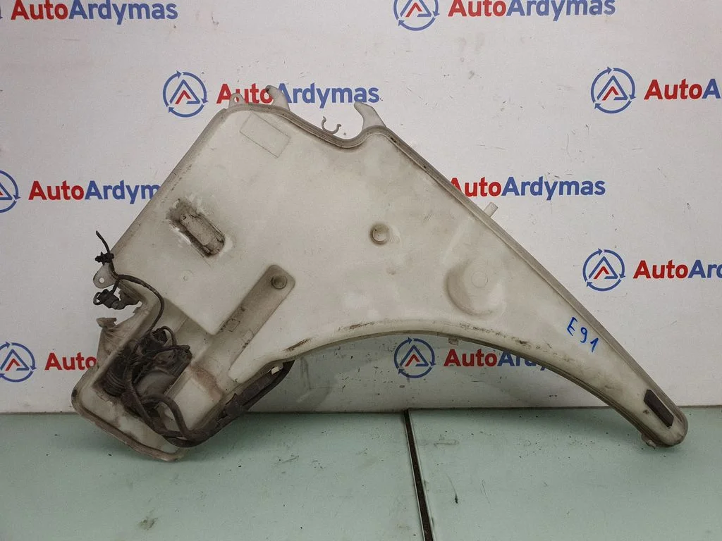 Logu mazgāšanas šķidruma tvertne 7068996