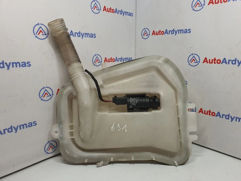 Windshield washer fluid reservoir/tank 8374557