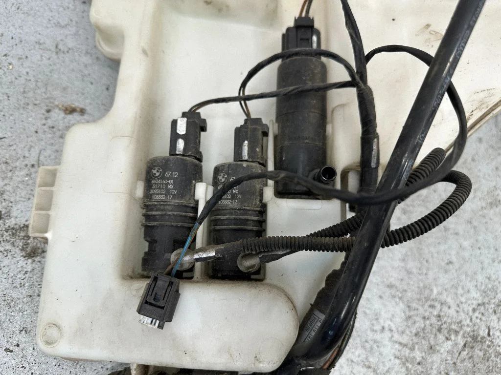 Windshield washer fluid reservoir/tank 7161477