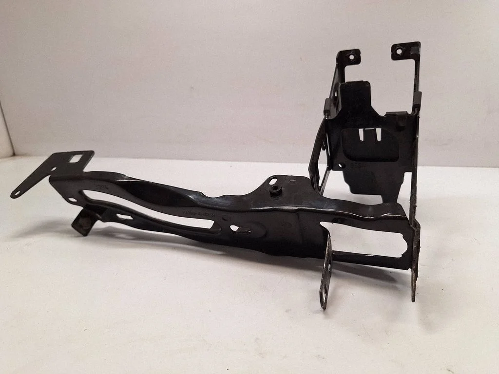 Headlight/headlamp mounting bracket – BMW 4 Series F32 F33 (2013-2020)