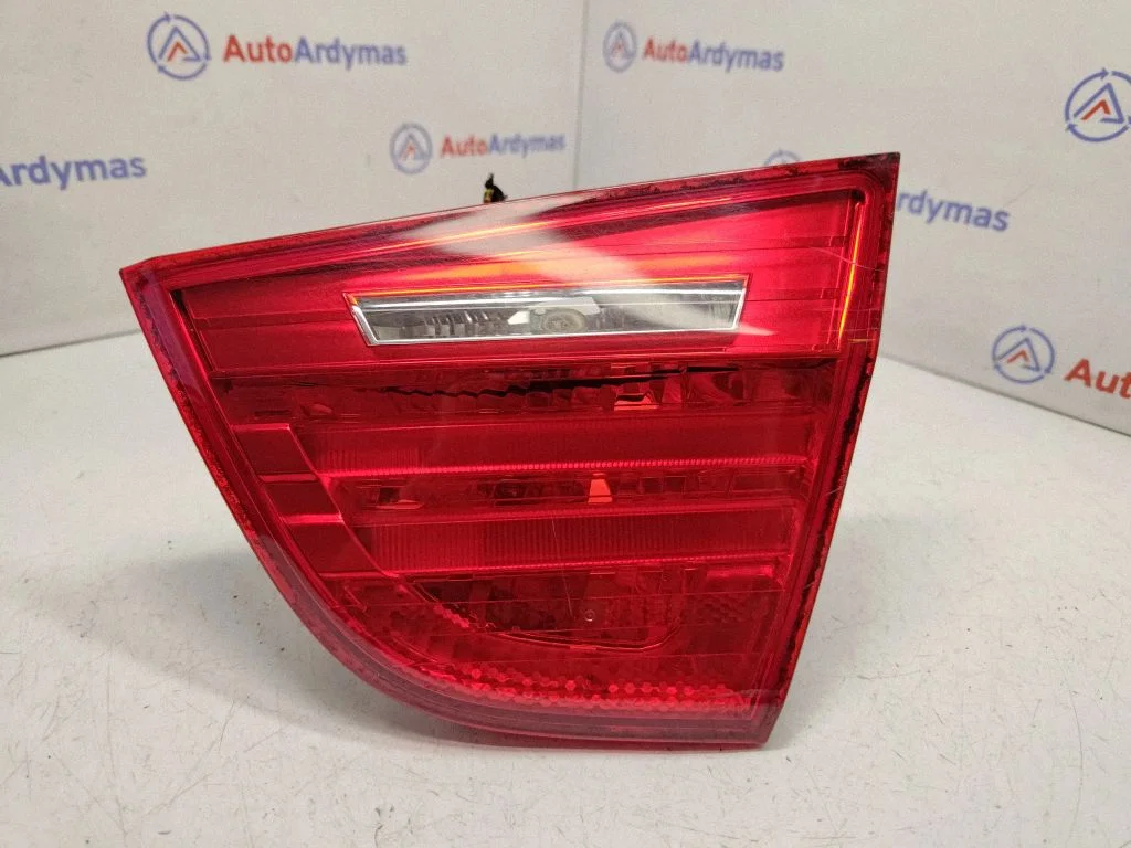 Aizmugurējais lukturis bagāžnieka vākā 7154156