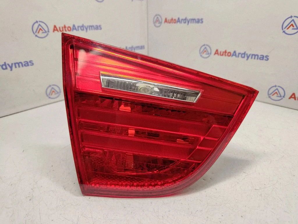 Aizmugurējais lukturis bagāžnieka vākā 7154155