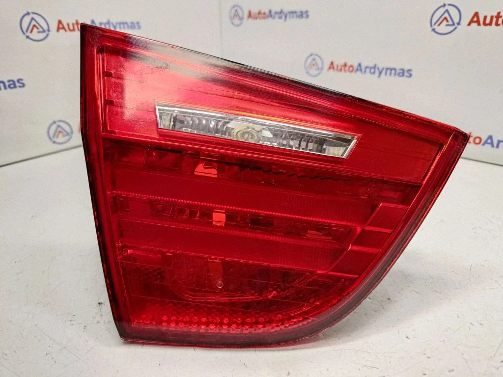 Aizmugurējais lukturis bagāžnieka vākā 4871733