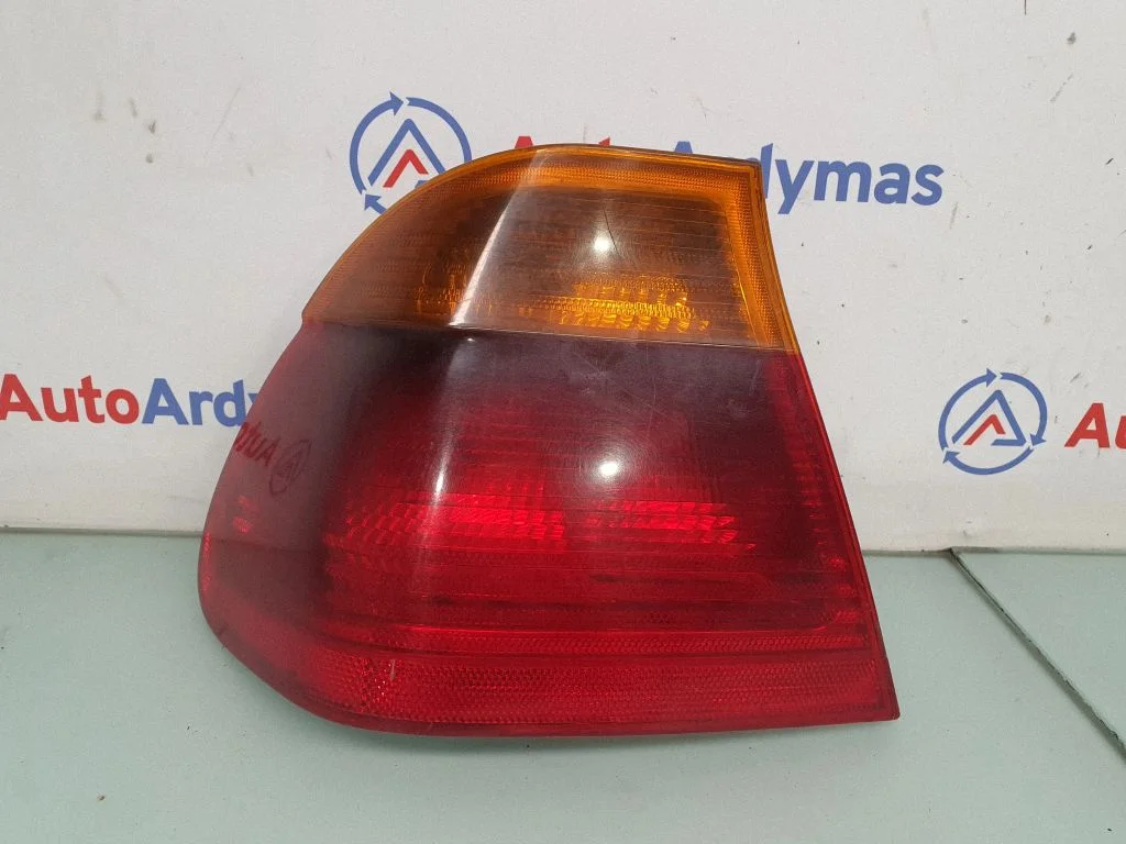Aizmugurējais lukturis virsbūvē 8364921