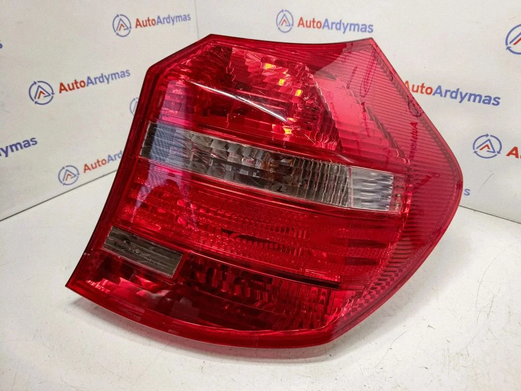 Aizmugurējais lukturis virsbūvē 7164956