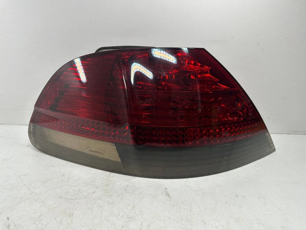 Lampa tylna w błotniku 6937235