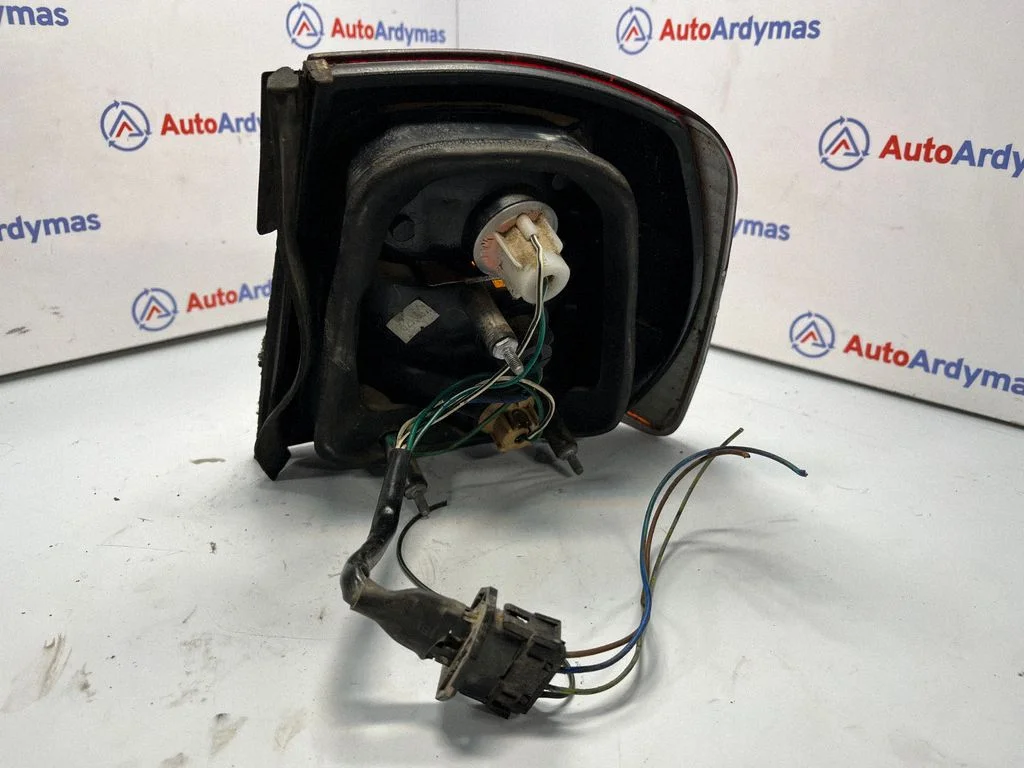 Lampa tylna w błotniku 1384009