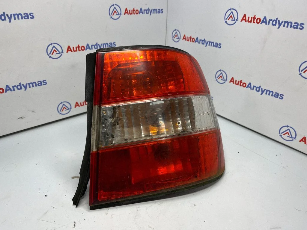 Lampa tylna w błotniku 1384010