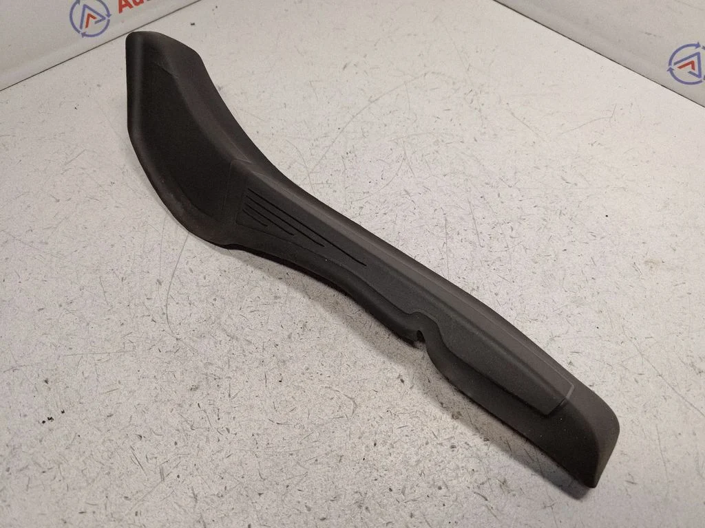 Rear/tail light trim molding 7464426
