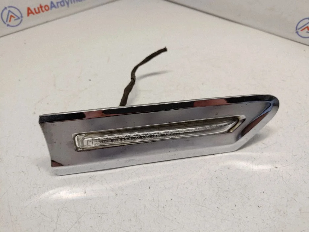 Front fender indicator light 63137203372