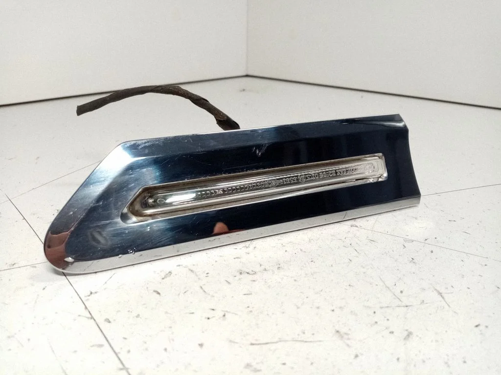 Front fender indicator light 63137203372