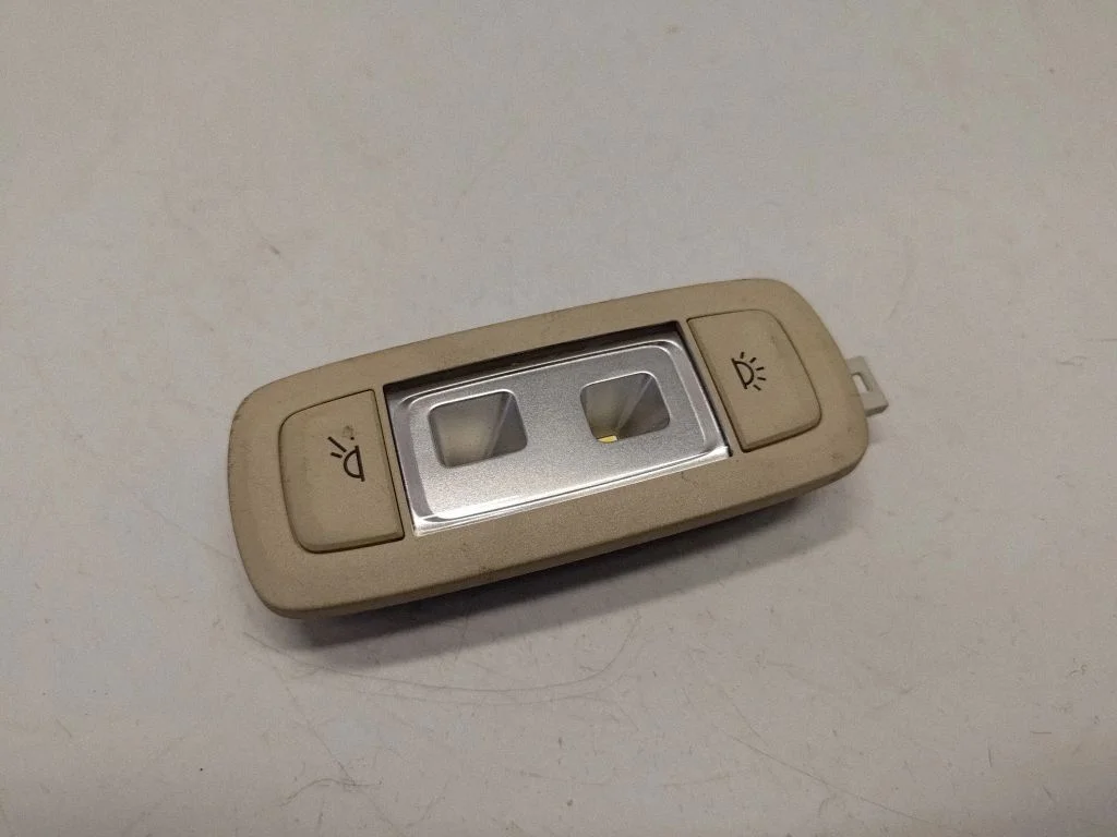 Rear seat light 9390896