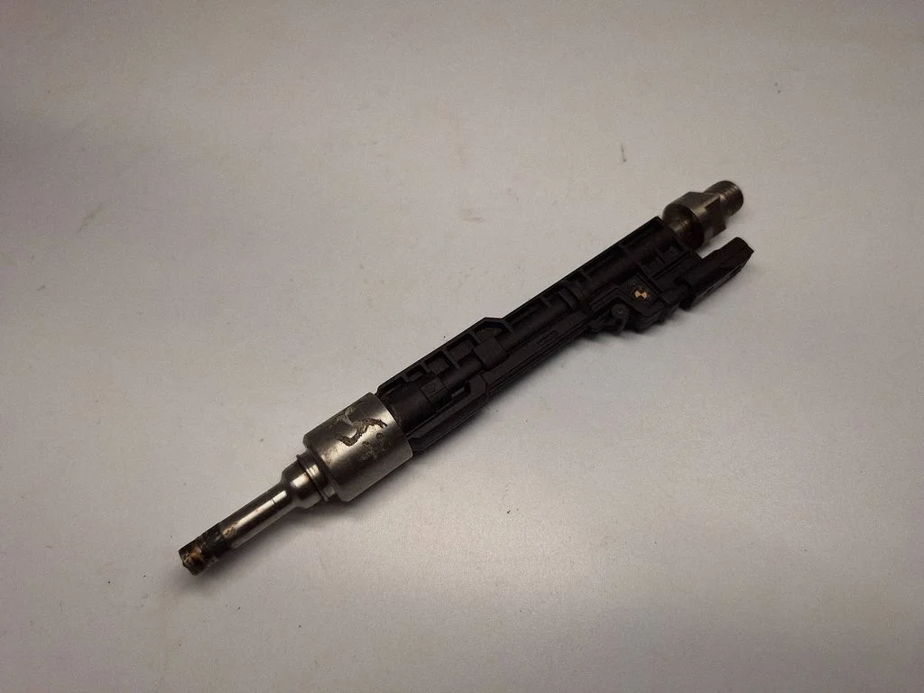 Fuel injector 13538638255