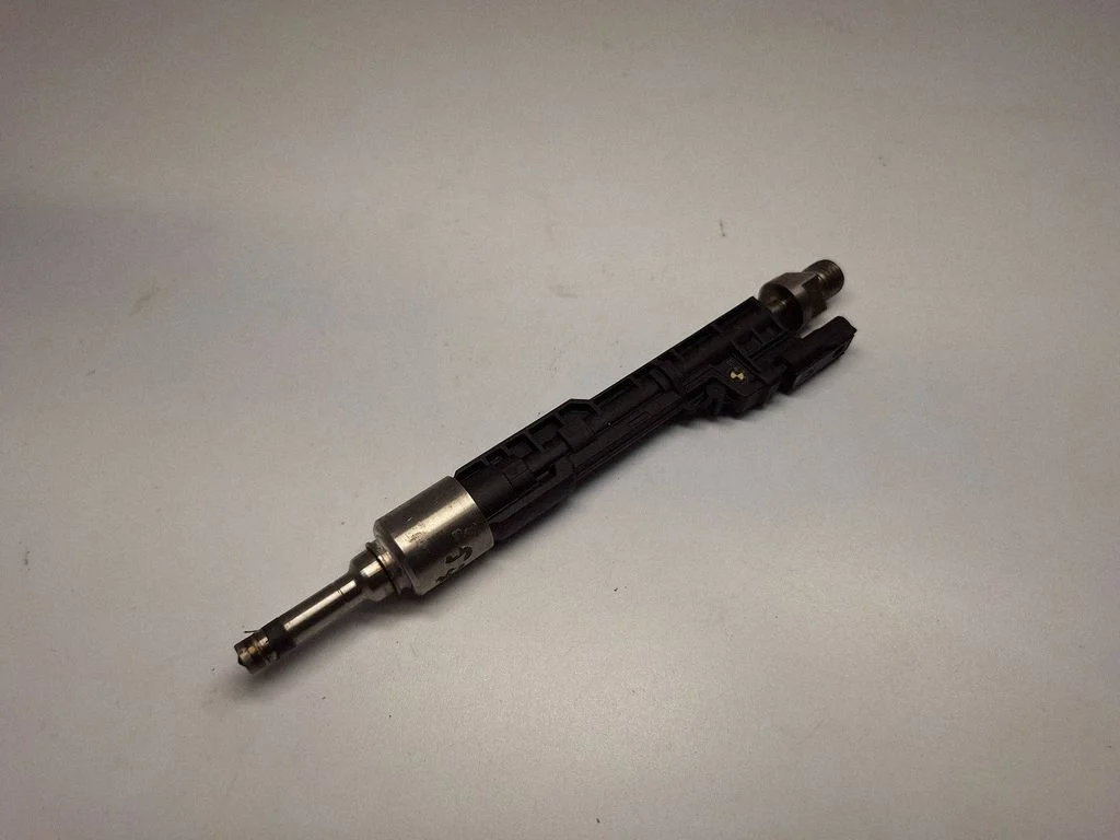 Fuel injector 13538638255