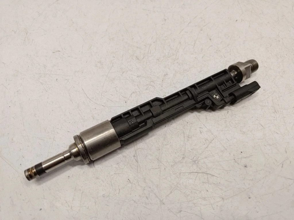 Fuel injector 13647645960