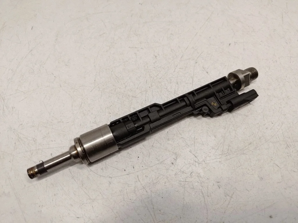 Fuel injector 13647645960