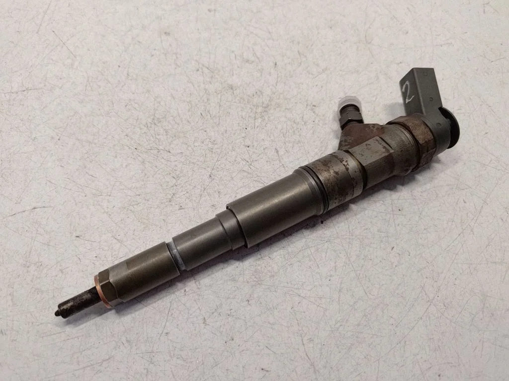 Fuel injector 7794435