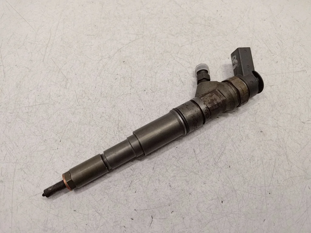 Fuel injector 7794435
