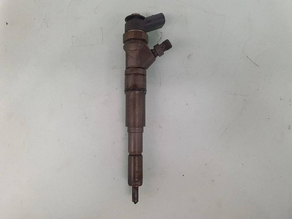 Fuel injector 7794435