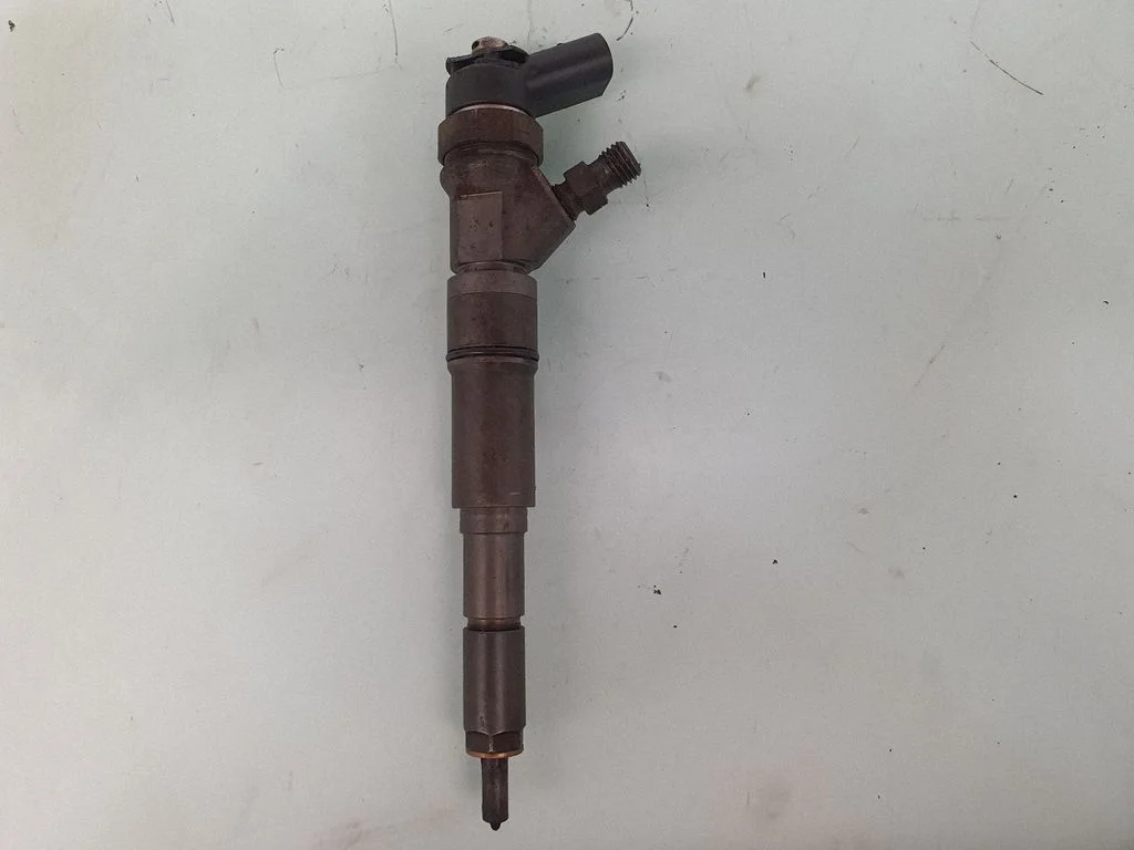 Fuel injector 7794435