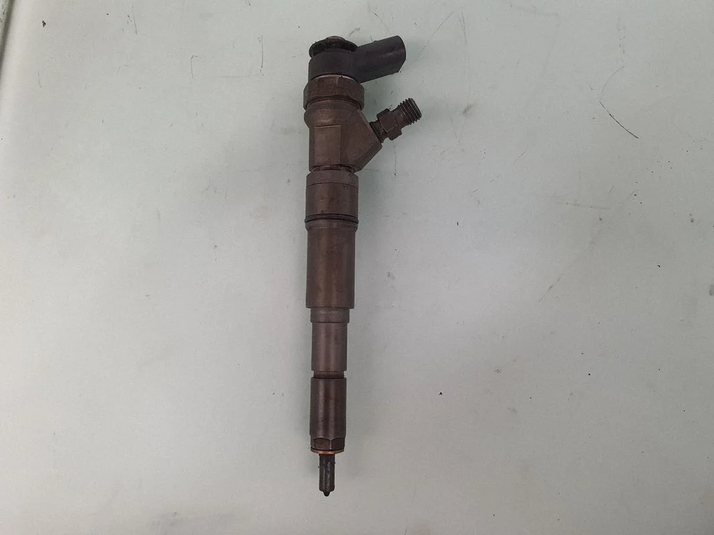 Fuel injector 7794435