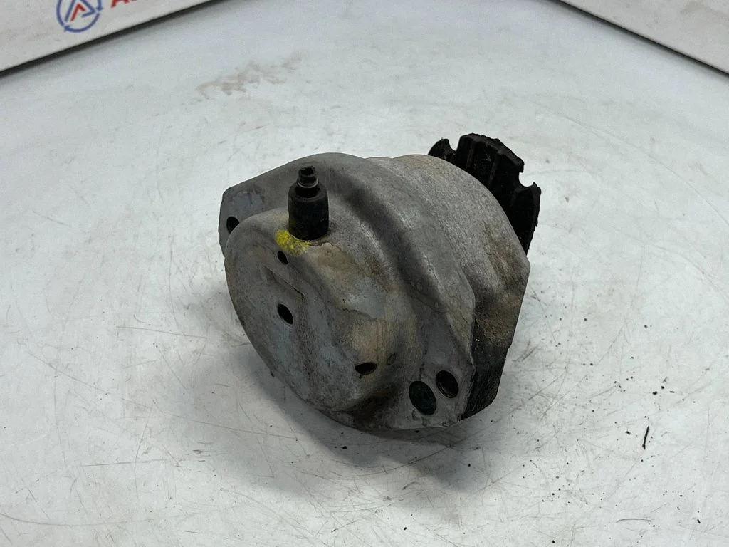 Engine mount bracket 6769874