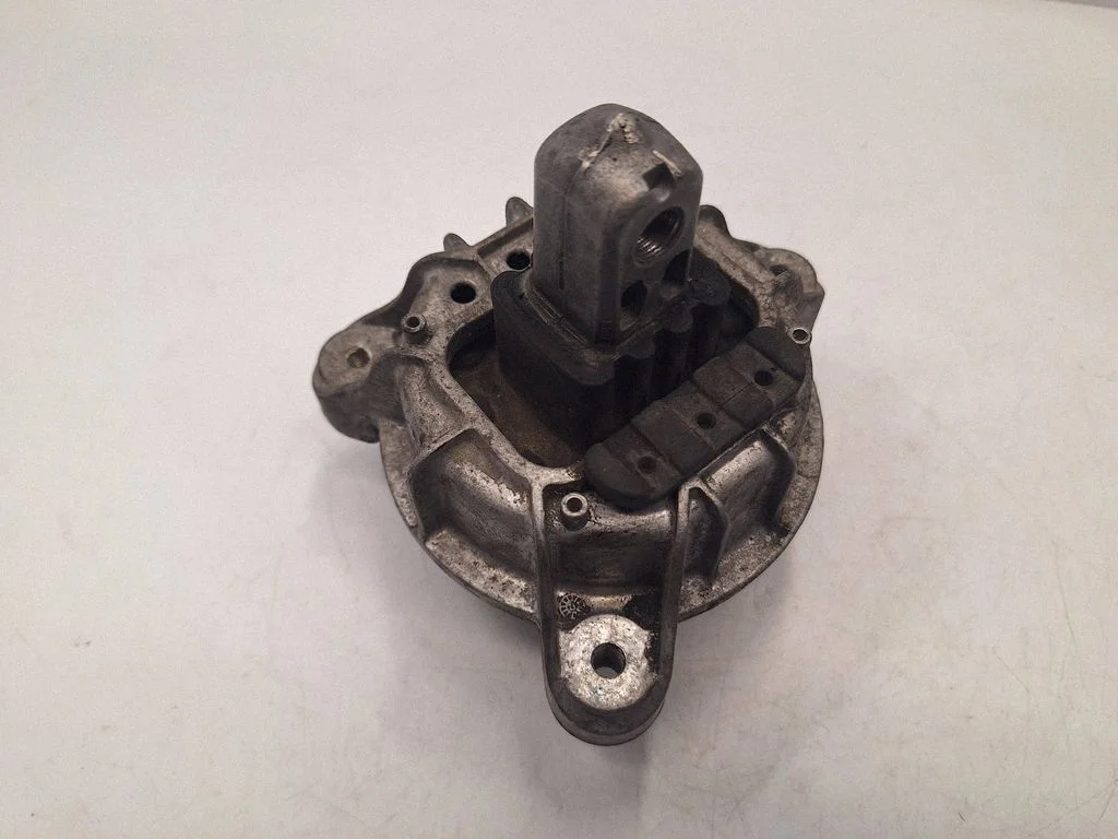 Engine mount bracket 6785601