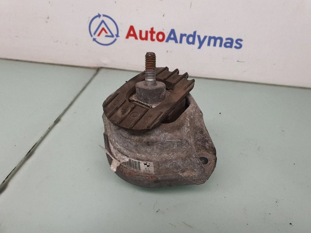 Engine mount bracket 6775028