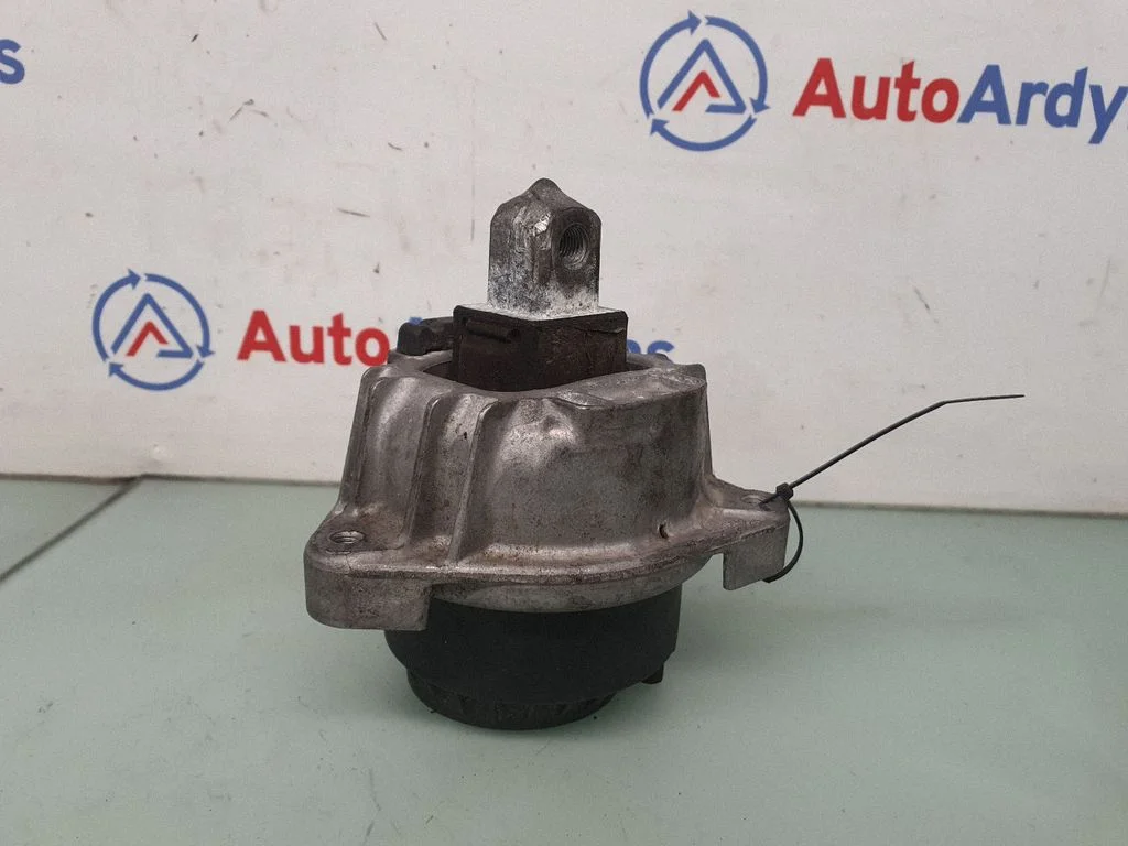 Engine mount bracket 6777374