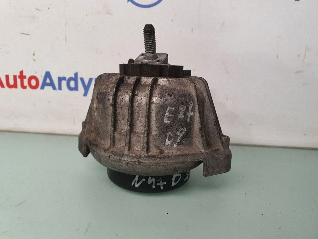 Engine mount bracket 6768800