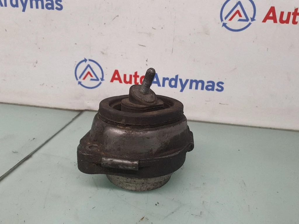 Engine mount bracket 6758430