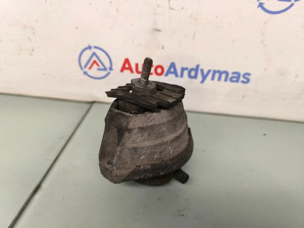 Engine mount bracket 6769874