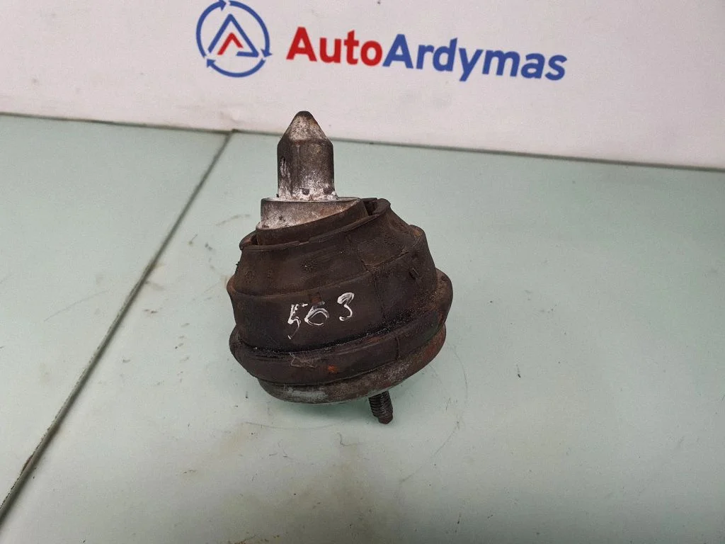 Engine mount bracket 1096514