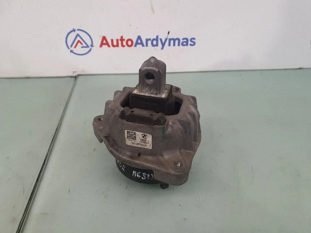 Engine mount bracket 6777373