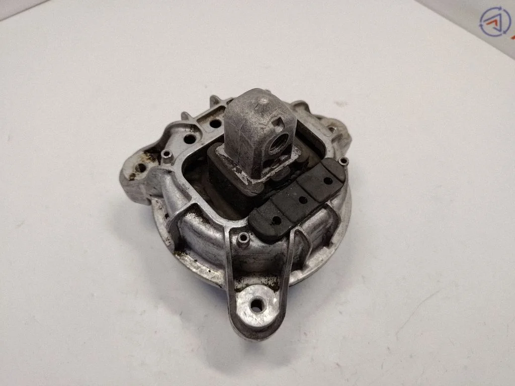 Engine mount bracket 6781562