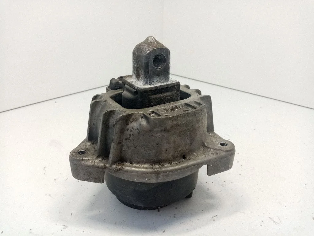 Engine mount bracket 22116775905