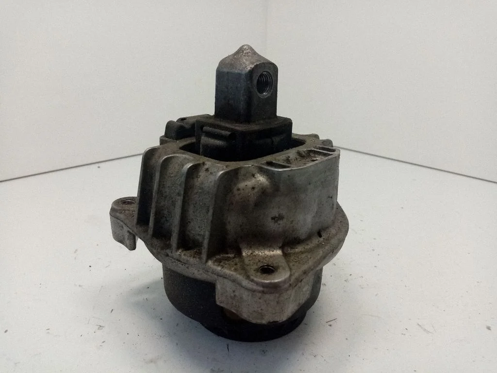 Engine mount bracket 22116775906