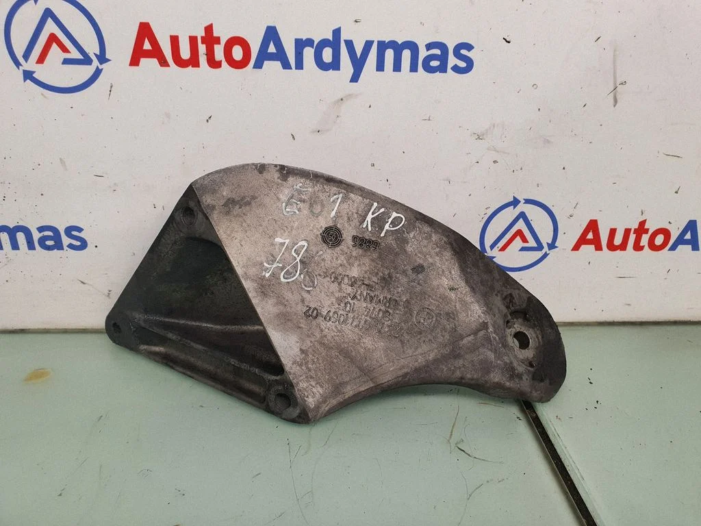 Dzinēja stiprinājuma kronšteins 6771069