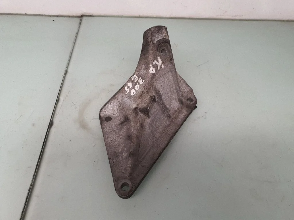 Engine mounting bracket 6758419