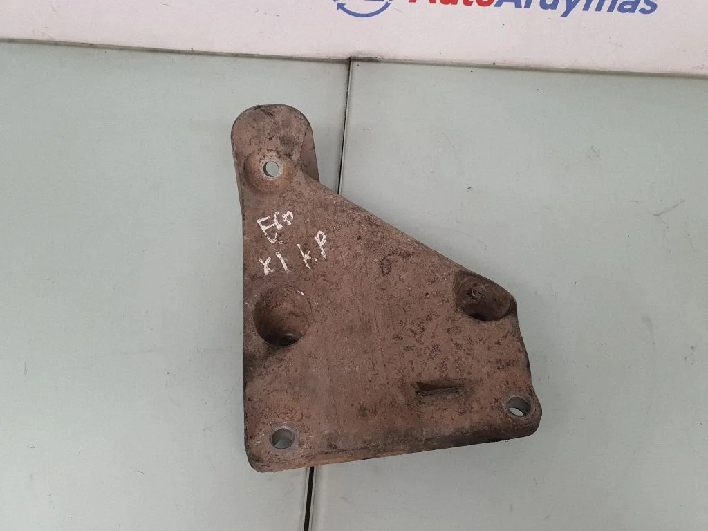 Mootori kinnituskronstein 6769279