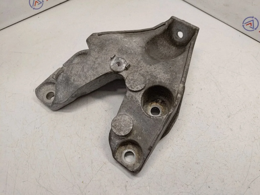 Engine mounting bracket 22116789093