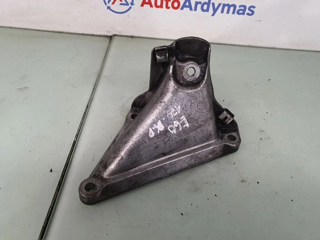 Dzinēja stiprinājuma kronšteins – BMW 5. sērija E60 E61 (2004-2010)
